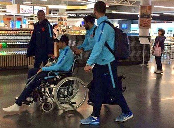 Dün akşamki maçtan sonra milli futbolcu uçağa tekerlekli sandalye ile götürülmüştü