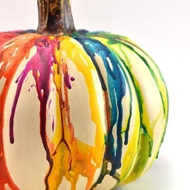 16. Erimiş pastel boyalardan ve bal kabağından bir sanat eseri yaratmaya çalışmak 😝