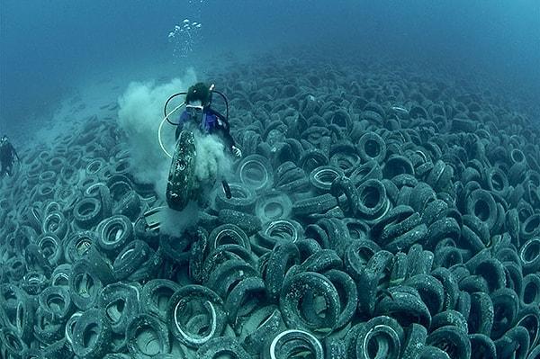 2. Her yıl okyanusa 6 milyar kilogramlık çöp atılmakta. Çoğu da plastikten oluşuyor.