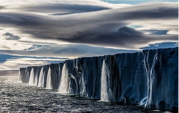 8. "Когда наш корабль подошел к леднику, я был потрясен, увидев серию водопадов из тающего льда"