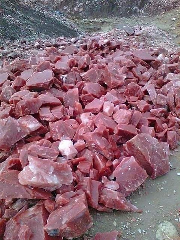 9. Малиновый кварцит - камень похожий на мясо.