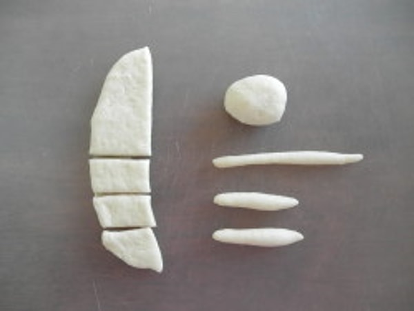 Из третьей части, отрезанной от кружка, нужно сделать голову и ножки.