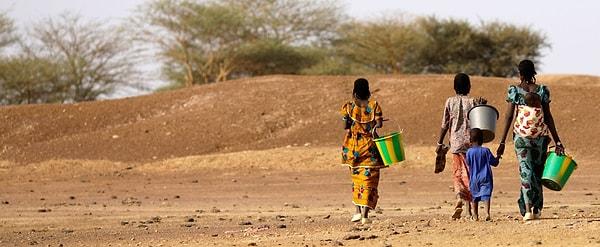 2. Afrika ve Asya kıtalarında yaşayan insanlar su biriktirmek için ortalama 6 km yol yürümek zorundalar.