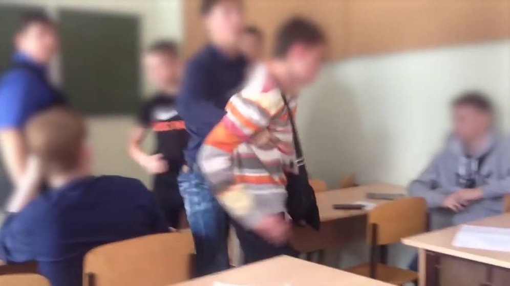 Подросток из Якутии ударил учителя из-за требования снять наушники