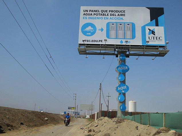 8. Peru'da, soluduğumuz havadan içilebilir su üretebilen bir reklam panosu var.