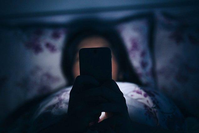 12. Uyumadan önce herhangi bir ekrandan okuma yapmanız, uykuya geç dalmanıza sebep olacaktır. Sağlıklı bir uyku için bunun önüne geçmeye çalışın.