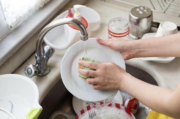 34. Bulaşıkları elle yıkamak modern bir makinenin harcadığı suyun neredeyse 7 katını harcamaktadır.