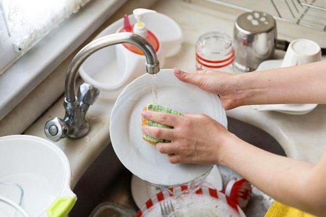 34. Bulaşıkları elle yıkamak modern bir makinenin harcadığı suyun neredeyse 7 katını harcamaktadır.