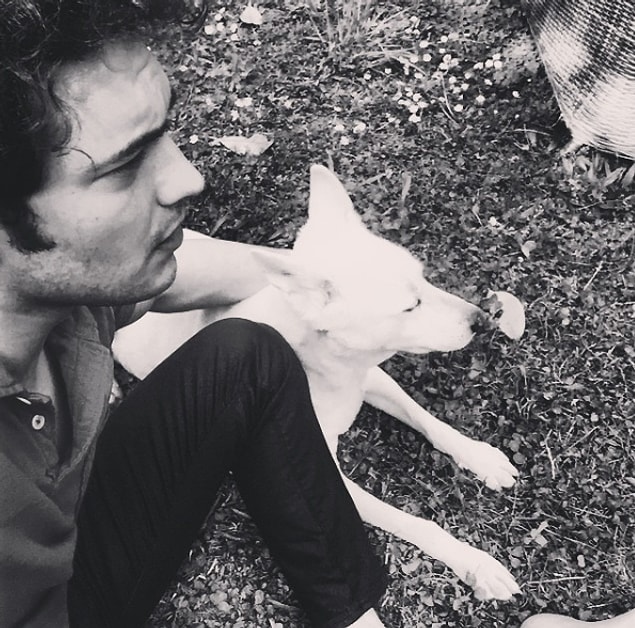 14. Ulusoy, hayvanları çok ama çok seviyor ve hayvan sevgisinin insanları daha vicdanlı yaptığına inanıyor.