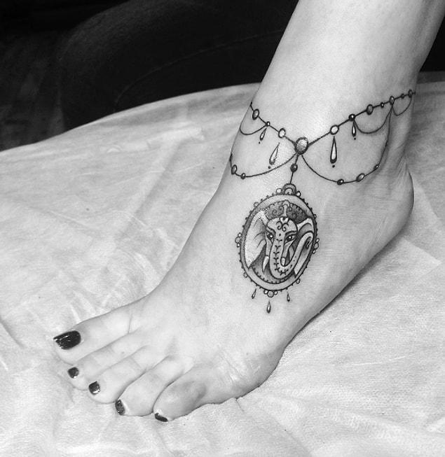 2. And this anklet-shaped tattoo