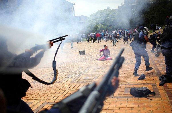 12. Güney Afrika'nın Johannesburg kentidenki Witwatersrand Üniversitesi'nde öğrenciler polisle çatışıyor. Öğrenciler ücretsiz eğitim hakkı almak için ayaklanmıştı.