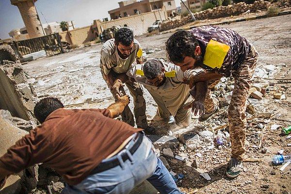 14. Trablus hükümeti tarafında çatışana Libya güçleri askeri Sirte şehrinde bir keskin nişancı tarafından vuruldu. Aynı tetikçi Pazar günü Hollandalı bir gazeteciyi de öldürmüştü.