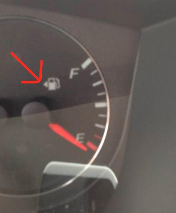 33. Arabanın yakıt deposuna bir türlü alışamadıysanız, nerede olduğunu yakıt göstergesine bakarak hatırlayabilirsiniz.