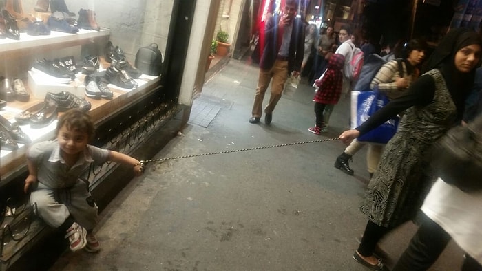 Arap Turist Çocuğunu Taksim'de İple Bağlayarak Gezdirdi