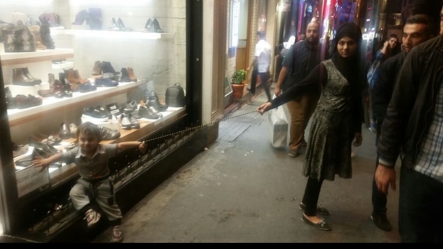 Görenlerin şaşkın bakışları arasında İstiklal Caddesi'nde dolaşan kadın ve çocuk caddedekilerin şaşkın bakışları altında kalabalığa karışarak gözlerden kayboldu