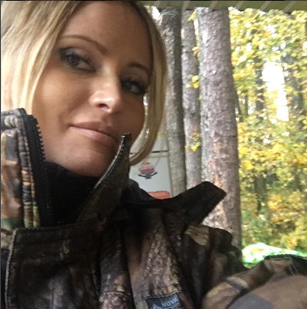 3. Однако девушка поспешила опровергнуть эту теорию, заявив, что это ее настоящие волосы.