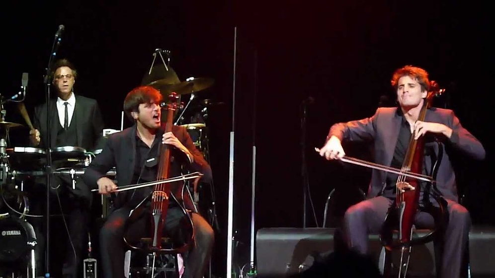 Efsane İkili 2Cellos'dan Muhteşem 'Highway to Hell' Performansı