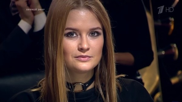 Недавно пользователь pikabu.ru с ником DV123 заметил одну занятную деталь на шее одной из участниц популярного шоу "Что? Где? Когда?"