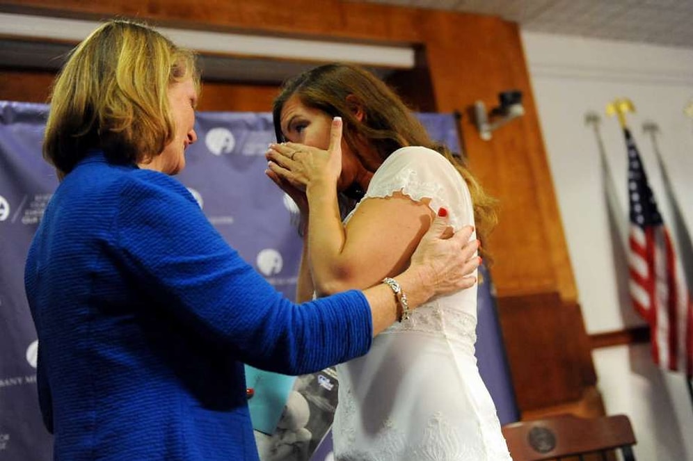 Трогательная встреча медсестры и пострадавшей девушки 38 лет спустя