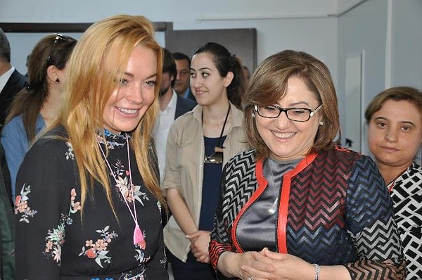 Она стала свидетелем настоящей, подчас суровой, жизни людей, бежавших от войны. Такой далекой от той голливудской, которой живет она сама...