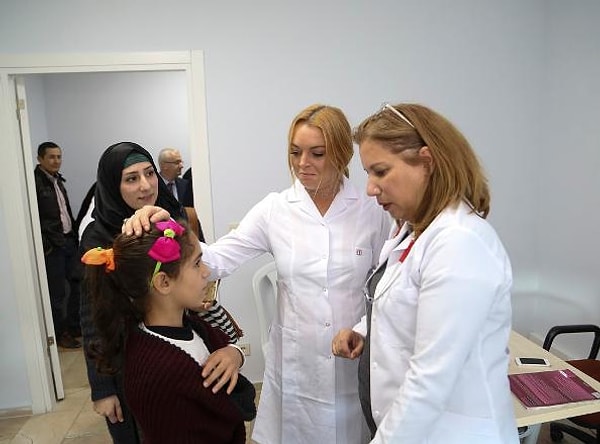 Актриса уделила время каждому больному ребенку, который, возможно, до войны с удовольствием смотрел дома на диване фильмы с её участием...