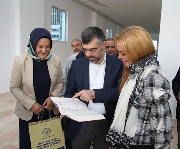 Её настолько полюбили за искренность и естественность, что даже подарили на память священную книгу мусульман Коран.