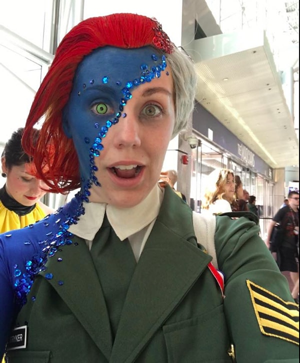 7. Ее мама сшила два костюма в один, а линию "перевоплощения" покрыла синими блестками, волосы с одной стороны были окрашены в ярко-красный, а с другой в пепельный цвет