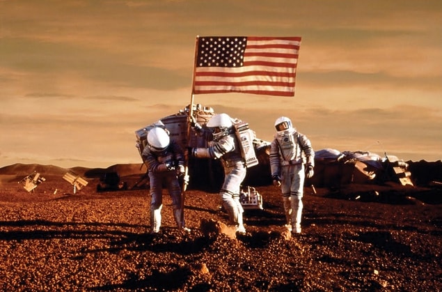 “Amerika’nın uzaydaki öyküsünün yeni bölümü için açık bir hedef koyduk. O da 2030’lı yıllarda Mars’a insan göndermek, onların dünyaya güvenli biçimde geri dönmesini sağlamak ve bir gün orada uzun dönem yaşamalarını sağlamak”