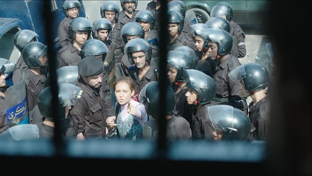Ve Mohamed Diab’ın Mısır’daki 2013 ayaklanması sonrası gözaltına alınan farklı görüşlerden insanları bir polis aracında çektiği gerilim filmi “Çatışma”