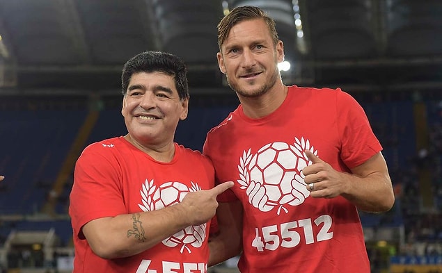 Parasını ödesen oynatamazsın! Yaşayan efsaneler Maradona ve Totti bir arada