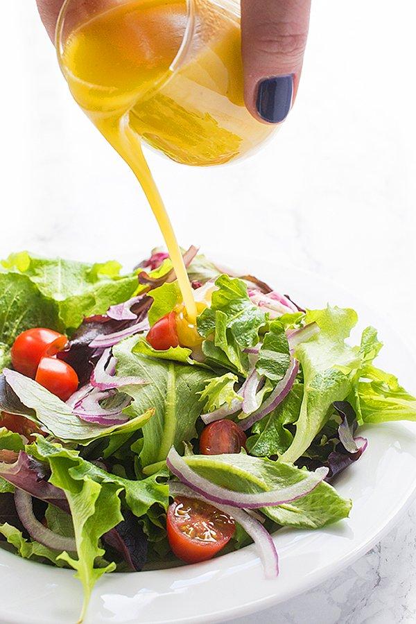8. Salataların soslarına koyacağınız mini minnacık bal, bakın neler yaratıyor!