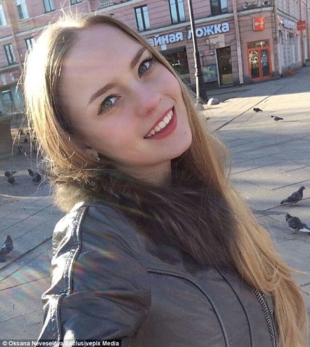 Bu arada ümitlerinizi kırmak gibi olmasın ama Oksana'nın bir sevgilisi var gibi sanki! Facebook'ta geçtiğimiz günlerde paylaştığı bir fotoğrafta kocaman bir gül buketi tutuyor.