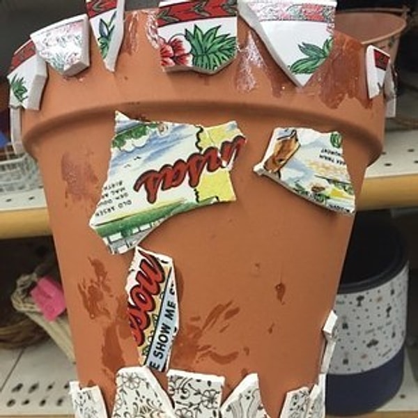 10. Оказывается, приклеить осколки разбитой тарелки к цветочному горшку не так уж и просто 😎