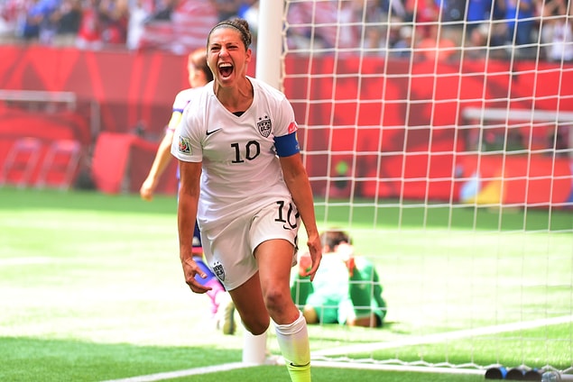 Kadın futbolcu Carli Llyod ise yaptığı hat-trick ile FIFA Dünya Kupası finalinde en çok gol atan oyuncu unvanını aldı.