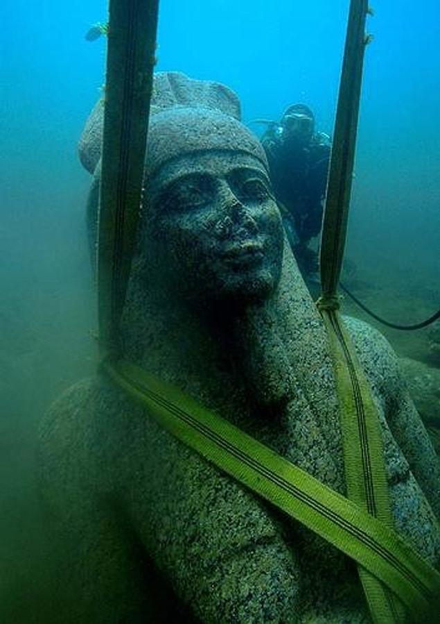 5. In addition to the pieces that belonged to Pharaoh and queens, there are also sculptures of gods and goddesses that are longer than 30 meters carved in red granite.