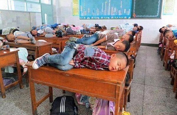 7. В Китае учителя позволяют детям спать в классе в течение 20 минут, чтобы дети лучше учились.