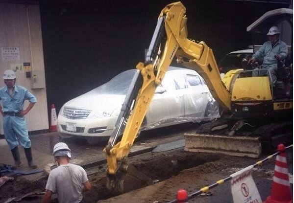 9. В Японии, чтобы не испачкать чужую машину, рабочие накрывают её защитной плёнкой.