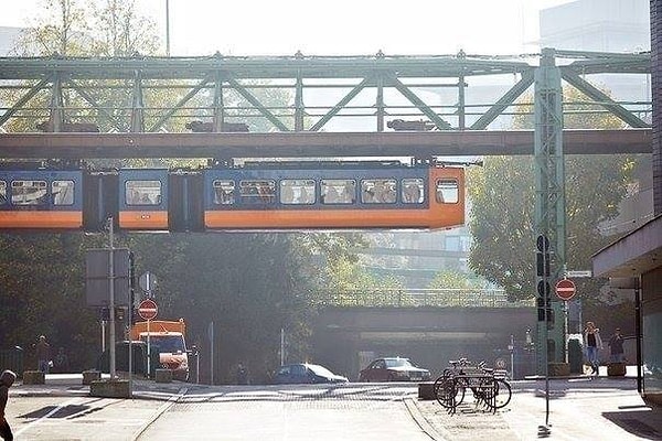 11. Единственная в мире! Подвесная трамвайная дорога в Германии.