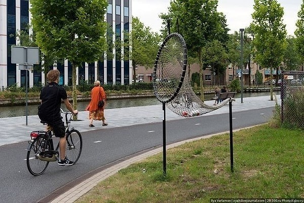 19. Урна для велосипедистов в Голландии.