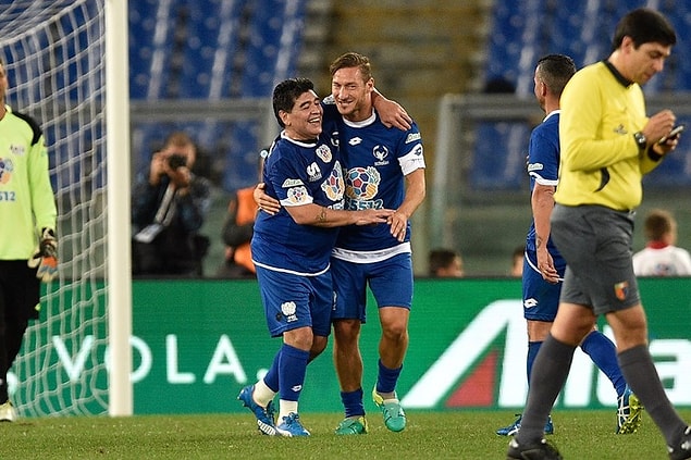 Ve Maradona Totti'nin golünü kutluyor