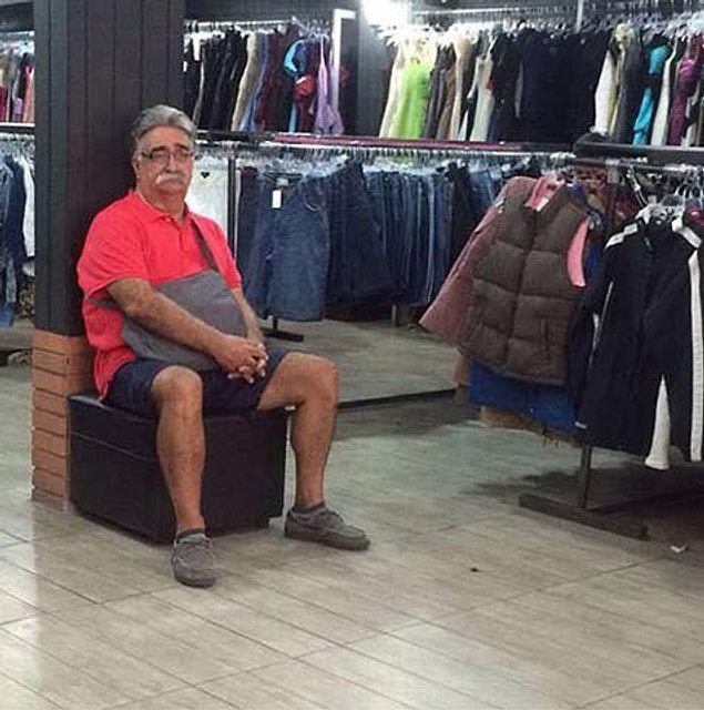 1. Boş gözlerle hayatı sorgulayan bir abiye bakıyorsunuz.
