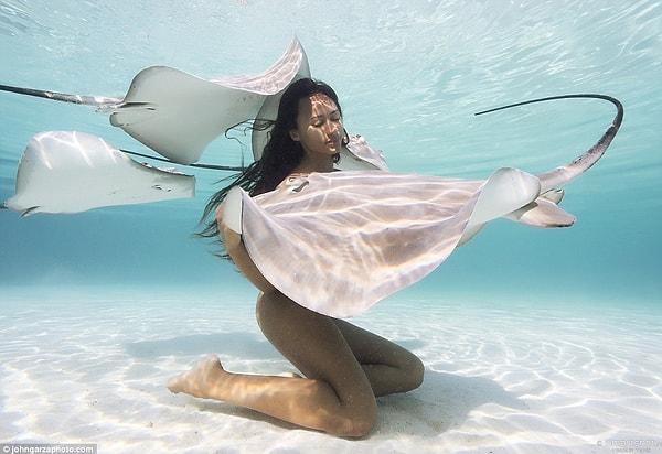 Tahitili model Rava Ray, çarpıcı fotoğraflara imza atabilmek için tehlikeli deniz canlılarıyla birlikte dalışını gerçekleştirdi.