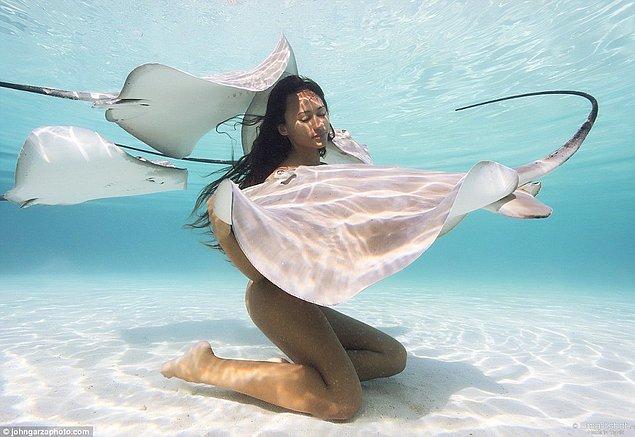 Tahitili model Rava Ray, çarpıcı fotoğraflara imza atabilmek için tehlikeli deniz canlılarıyla birlikte dalışını gerçekleştirdi.