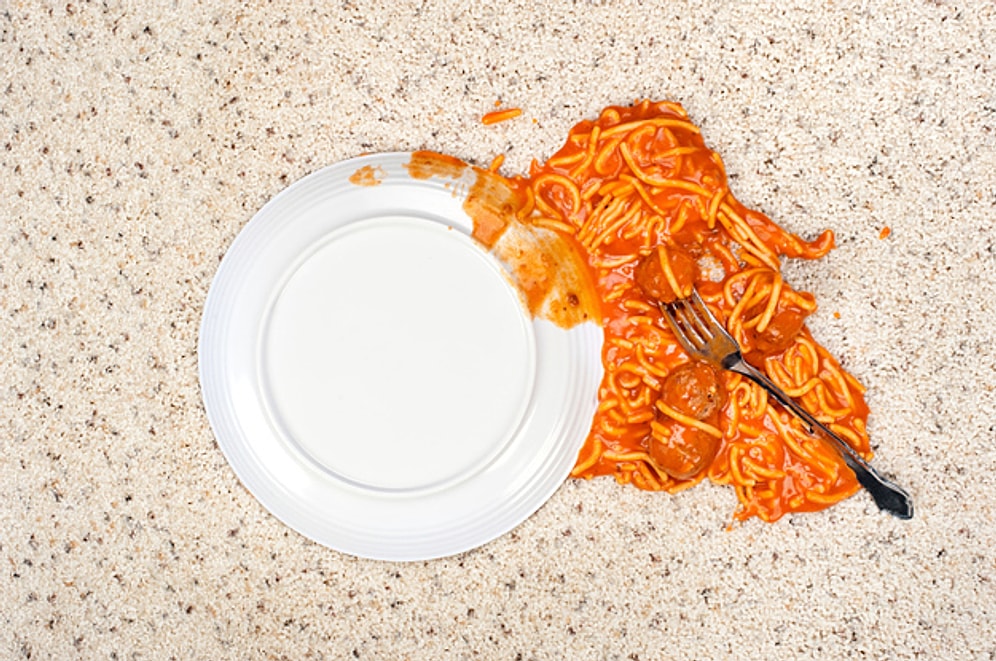 İnsanlığı Ezelden Beri Meşgul Eden Bir Soru: Yere Düşen Yemek Yenir mi?