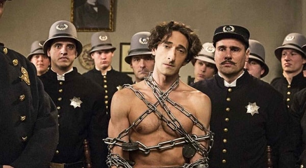 1. 31 октября 1926 года умер великий иллюзионист и фокусник, один из самых известных "волшебников" двадцатого века Гарри Гудини, после чего народ еще долго обсуждал его связь с магией.