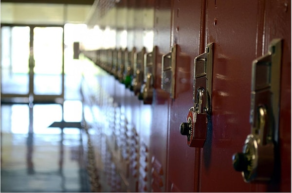 4. Школьные шкафчики