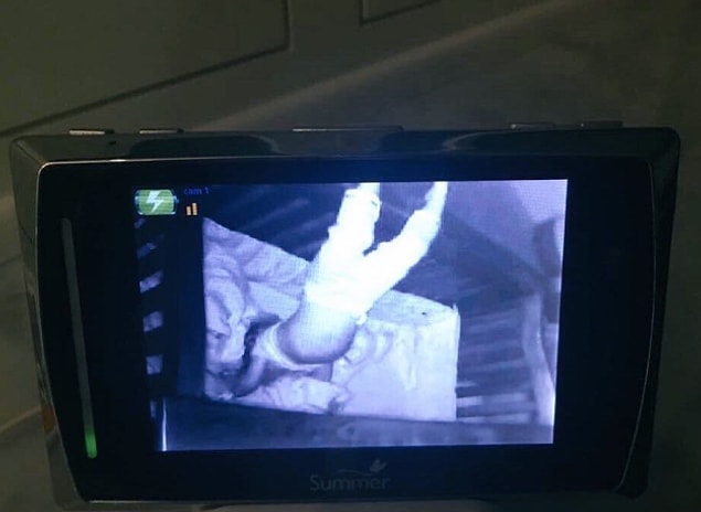 Yeğenine bakıcılık yaparken bebek kamerasında bu görüntüleri yakaladı.
