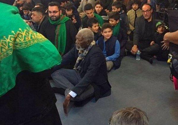 14. Ünlü oyuncu Morgan Freeman, Londra'da Müslümanlar tarafından düzenlenen Aşure Günü'ne özel "terör karşıtı" bir eyleme katıldı; o da diz çökerek dua etti.
