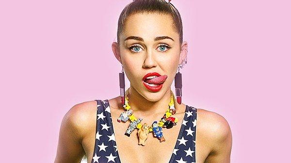 8. Çılgın kadın Miley Cyrus Variety dergisine verdiği röportajda "Hayatım boyunca cinsiyet kavramlarını anlayamadım. İlk cinsel ilişkimi bir kızla yaşadım." açıklamasını yaptı.
