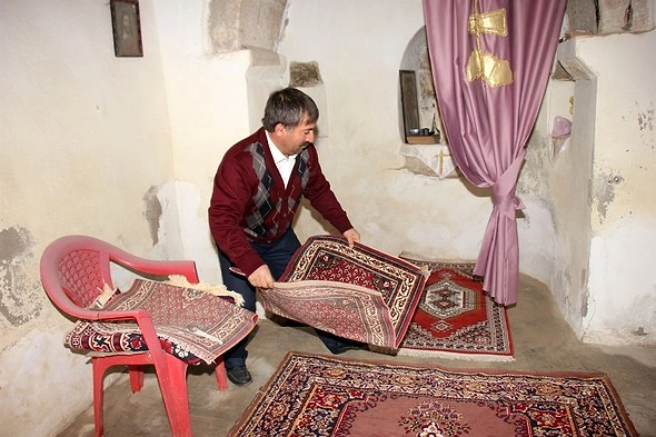 Tarihi Kilisenin Bakımını Mahallenin İmamı Üstlendi Tarihi Kilisenin Bakımını Mahallenin İmamı Üstlendi